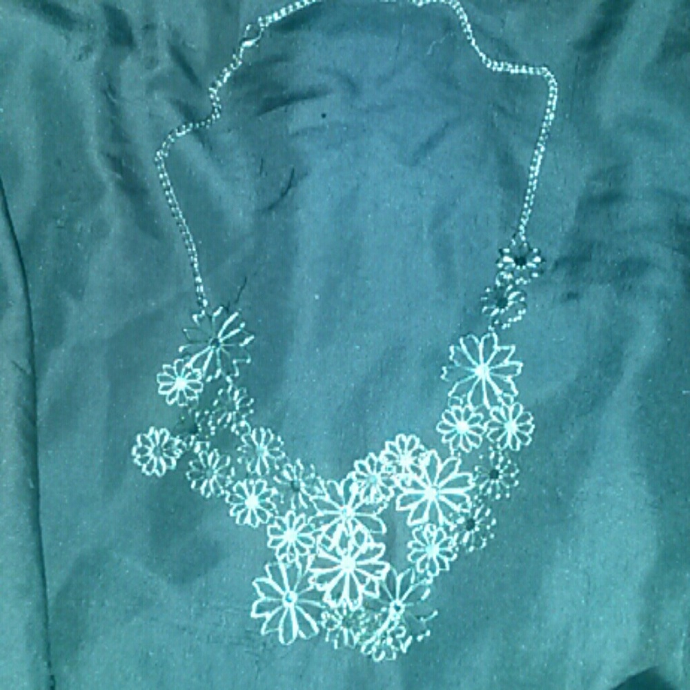 NWOT Statement necklace
